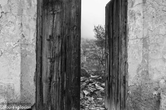 Los restos de un antiguo cortijo que todavía conserva esta espectacular puerta de madera.