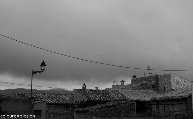 Algunos tejados del pueblo bajo el manto de la tormenta.
